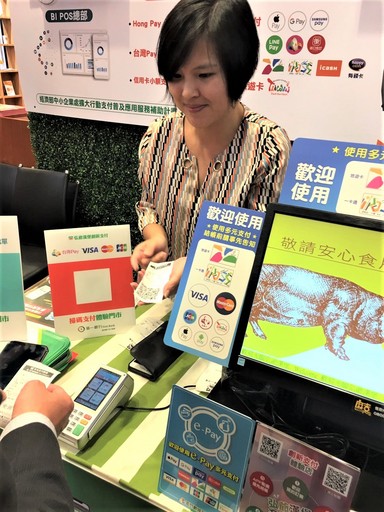 雷門數據服務蔡昀樺總經理現場展示服務