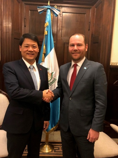 駐瓜地馬拉鄭大使拜會瓜國國會議長阿爾蘇(Álvaro Arzú)並與其合影