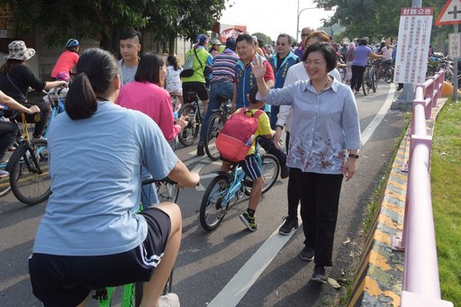 向民眾致意