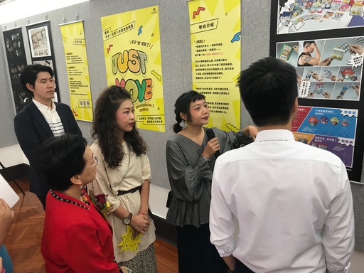 景文科大視傳系學生為來賓解說展出作品。