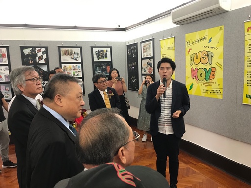 景文科大視傳系劉冠辰老師為來賓解說學生得獎作品。