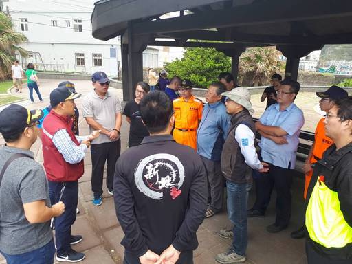 新北市政府呼籲民眾進行海岸釣魚時應確實穿著救生衣與防滑釘鞋。