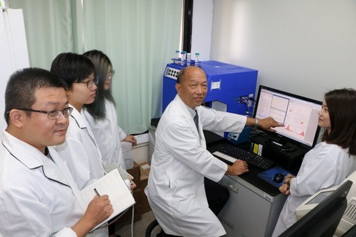 中國醫大蔡嘉哲教授研究發現「類風濕性關節炎」診斷新穎的血清檢測法。