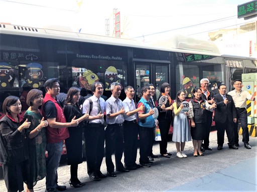 花蓮縣長徐榛蔚及貴賓與智慧公車大合照
