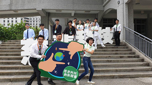 南臺科大電子系、產設系與慈濟科大護理系跨校組成「溫暖科技」團隊合影。
