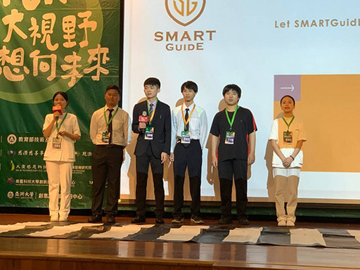 「溫暖科技」團隊上台報告現場情形。