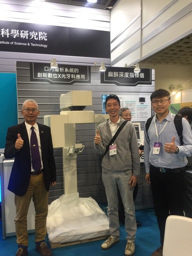中科院林慶章副所長與團隊同仁合影。