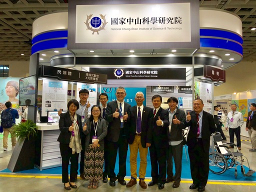 傅立志院長與跨校研發團隊參展。
