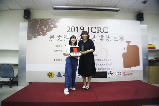 景文科大觀餐學院胡宜蓁院長(右)頒發第一名獲獎學生生高達6萬元獎金獎品。