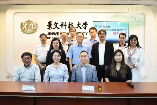 景文科大校長洪久賢與電競亞洲聯盟有限公司創始人及行政總裁沈嘉奕雙方簽署代表合影。