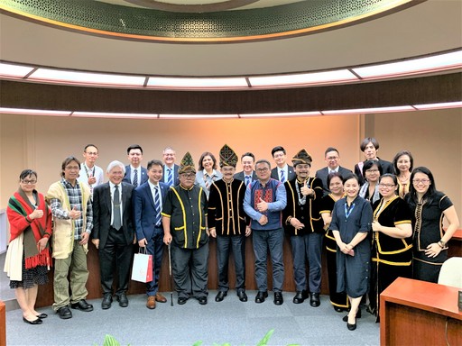 拜會原民台合照留影紀念(前排左起第三位: Alexander Decena拿督, 理事長 Roger Chin Ken Fong, 高等法院退休法官 Douglas Cristo Primus Sikayun拿督,高等法院法官 Martin Mairin Idang拿督, 原民台執行長章俊博,原住民習慣法庭主席 John Sikayun拿督