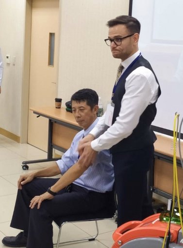 研討會現場另舉辦工作坊,讓學員能實地操作體驗治療儀器