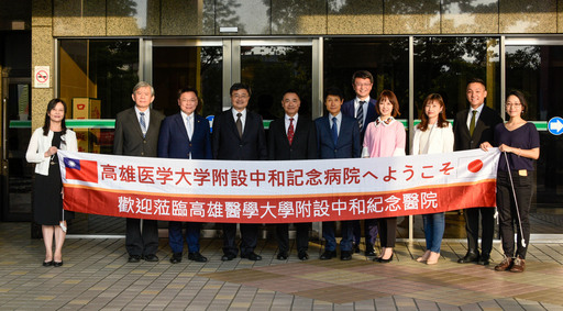 鐘育志校長(左4)在門口迎接,熱烈歡迎遠道而來的日本學者