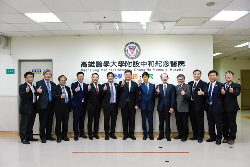 日本參議員古川俊治(右六)、慶應義塾大學醫學部副部長安井正人(左五)與高醫體系首長合照