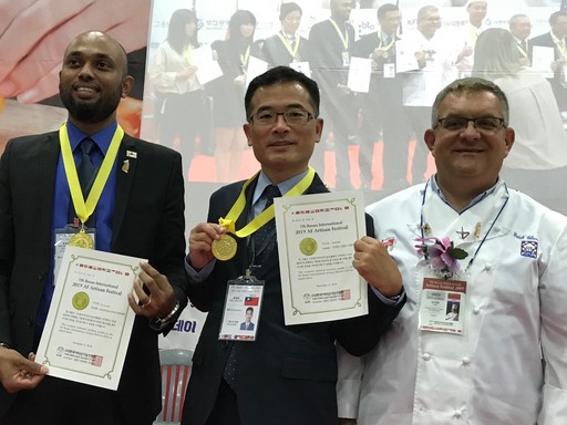 宏國德霖科大休閒事業管理系顏瑞棋老師帶領學生參加「2019 Artisan Festival韓國國際技能人大賽」榮獲「觀光伴手禮設計」金牌。