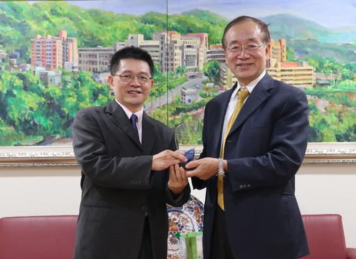 (左)衛福部豐原醫院林煥欽主任與(右)中臺科大校長李隆盛合影