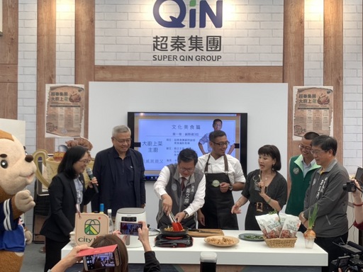 鄭文燦市長在桃園食安嘉年華超秦集團廚藝教室大展手藝