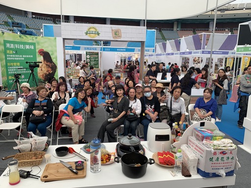 歌仔戲小生黃香蓮現身超秦集團食安嘉年華廚藝教室粉絲瘋狂
