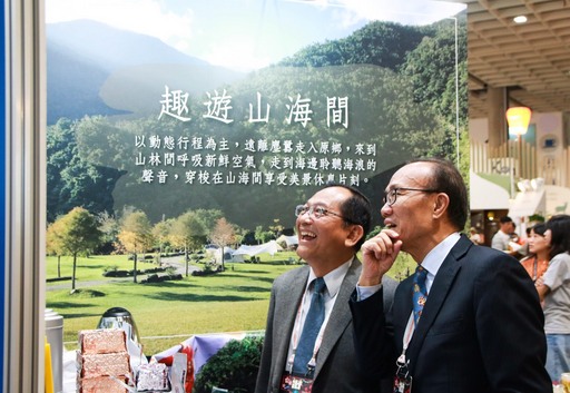 原民會於2019itf台北國際旅展呈現四大主題區,鍾興華Calivat‧Gadu副主委於現場向貴賓介紹部落旅遊特色。