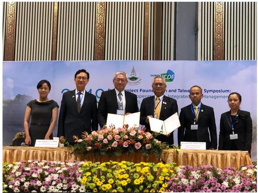 國合會項恬毅秘書長及皇家計畫基金會執行委員會委員暨資深顧問Pongsak Angkasith博士代表簽署第四期台泰技術合作計畫協定。