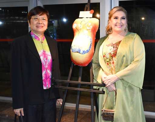 周大使夫人李潔女士及及Itapúa省長夫人Carolina Lapierre於恩卡納西翁市知名藝術家Alfredo Moraes作品前合影。