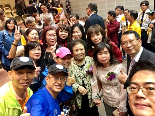 宏國德霖科大48週年校慶,校友大會典禮上眾多校友們如同粉絲般與林謝阿嬤搶自拍、搶對話、搶直播,形成一股德霖璇風。