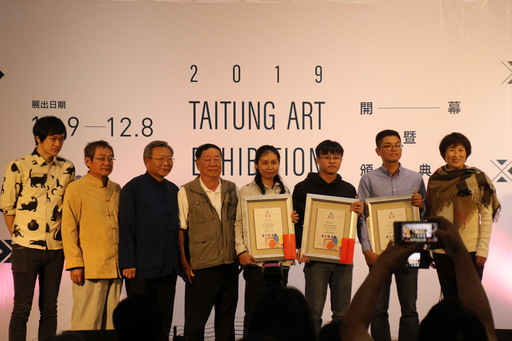 「2019臺東美展」 饒縣長親自頒發2位臺東獎得主 勉藝文人士堅持創作