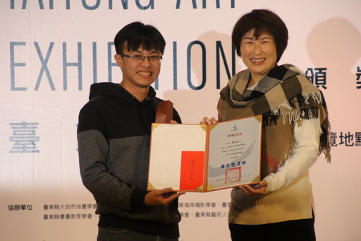 「2019臺東美展」 饒縣長親自頒發2位臺東獎得主 勉藝文人士堅持創作