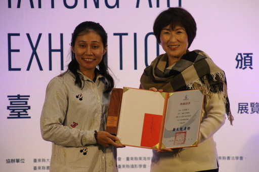 「2019臺東美展」 饒縣長親自頒發2位臺東獎得主 勉藝文人士堅持創作