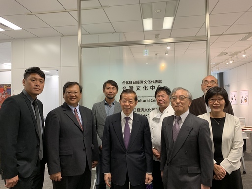 與會者合影 (由左而右:講者黃鼎堯、講者許主冠、講者廣瀨圭治、駐日代表謝長廷、講者奧田政行、講者佐木雅幸、主持人福井昌平、臺灣文化中心主任王淑芳)