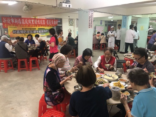 參加的銀髮婆婆媽媽吃得很開心。