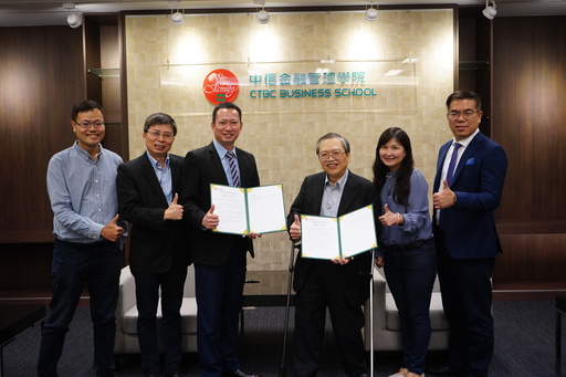 中金院胡文正研發長(左三者)與饒志堅處長(右三者)分別代表中金院與內政部統計處簽訂合作意向書。