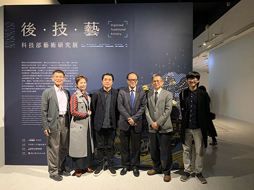 現場貴賓合影,由左至右為杜瑞澤院長、張岑瑤副教授、邱誌勇教授、林志明館長、計畫主持人李傳房教務長、藝術家張徐展