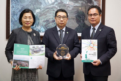 大葉大學校長梁卓中(中)、主秘侯雪娟(左)、總務長汪漢英(右)感謝國家永續發展獎對學校的肯定