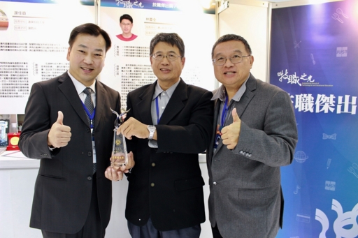 林慶全(中)獲得技職傑出獎專利達人,與崑大李天祥校長(左)、指導教授陳長仁(右)合影