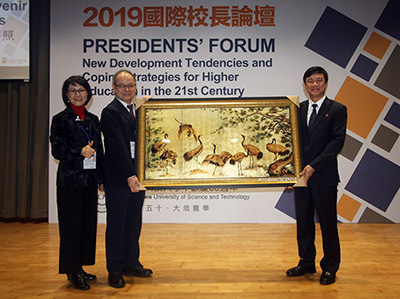 越南孫德勝大學校長 Le Vinh Danh (右)致贈紀念品,祝賀龍華科大50週年生日快樂。