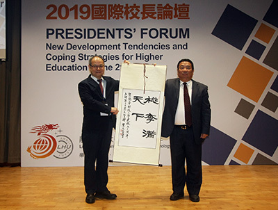 上海第二工業大學書記吳松(右)致贈紀念品,祝賀龍華科大50週年生日快樂。