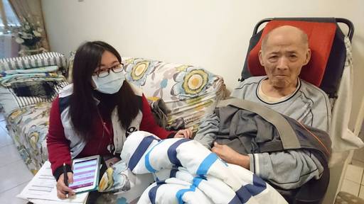 侯市長叮嚀,今晚入夜天氣濕冷,請年長者及心血管疾病患者起床時動作放慢,並加上保暖衣物、喝溫開水,如晨間外出活動時應先評估自身狀況及氣溫環境,做好保暖措施;同時要求長照管理中心及相關社福機構加強照護年長者、收容者的健康。