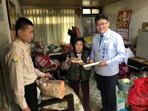 侯友宜市長為關懷街友避寒情形,於今(6)日晚間至板橋地區街友聚集地點探訪慰問,致贈保暖的物資並了解街友生活情形,鼓勵回到家庭或工作崗位。