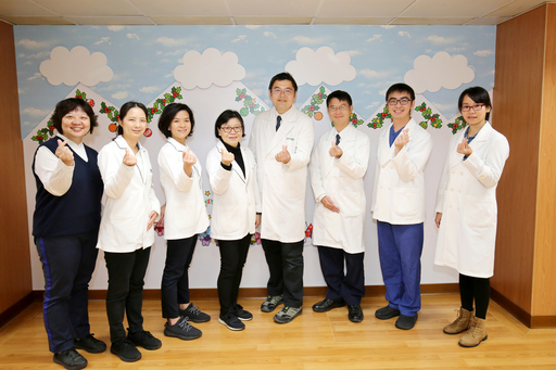 花蓮慈濟醫院兒少保護區域醫療整合中心主任張雲傑(左四)與社工、兒童青少年精神科團隊。