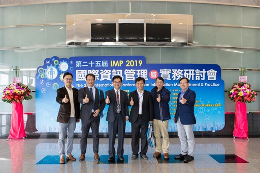 高科大副校長柯博昌(右三)、中華民國資訊管理學會理事長廖則竣(左三)、管理學院院長蔡坤穆(左二)、高科大資管系系主任蘇國瑋(左一)、高科大EMBA主任李慶章(右一)、NII產業發展協進會顧問陳文生(右二)合影