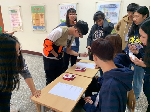 學生穿戴高齡體驗裝備培養同理心