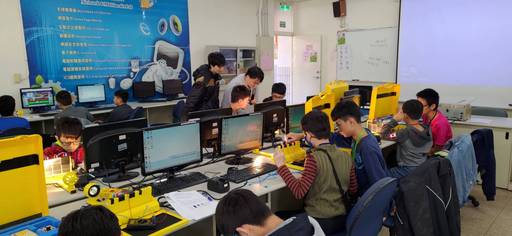 宏國德霖科技大學電子工程系營隊主辦洪榮昌老師主講太陽能科技體驗,活動主題活潑多元,本次冬令營安排太陽能科技與智慧機器人體驗活動,讓參加學員盡情體驗實作科學的樂趣。