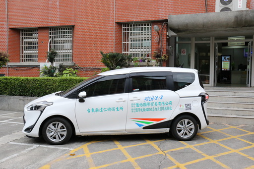 佳紡公司結合台北市圓環扶輪社聯合捐贈達仁鄉衛生所「醫事人員巡迴診療車」饒縣長表謝意