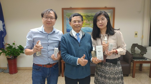 海洋大學技術衍生新創公司「炬銨生物科技有限公司」及校友企業「巨翎國際有限公司」捐贈海大無毒、不刺激的「炭原力」抗菌液,供學校師生使用,為防疫工作增添利器。