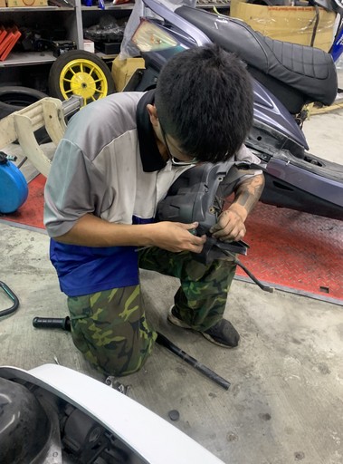 小朗專注拆卸機車零件