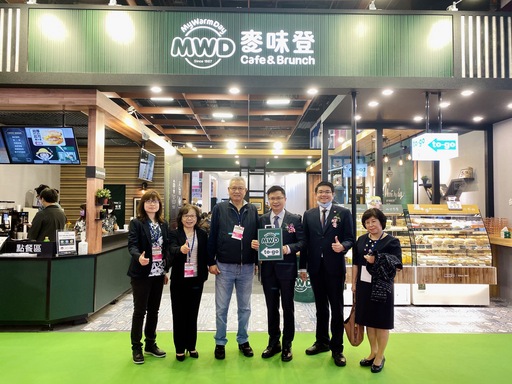 2020台北國際連鎖加盟大展春季展28日在台北世貿一館如期展開，外貿協會董事長黃志芳親臨麥味登攤位，參觀麥味登to-go外賣專門店新型態店型，並體驗門市衛生管控及防疫措施標準作業程序。