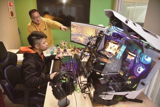 華梵大學攝影與VR設計學系學生在個人獨立空間設計電競遊戲,老師在旁指導。