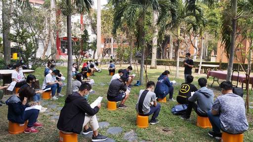南臺科大防疫宣導現場情形,座位前後皆保持1公尺距離。