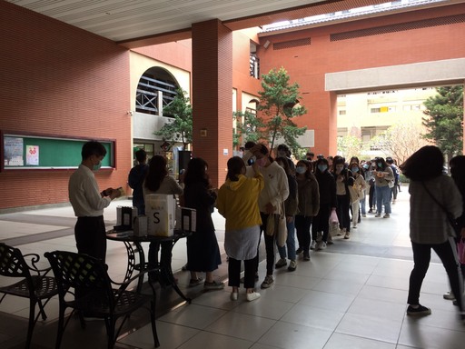 南臺科大體溫量測站,協助全校師生量測額溫和貼貼紙現場情形。